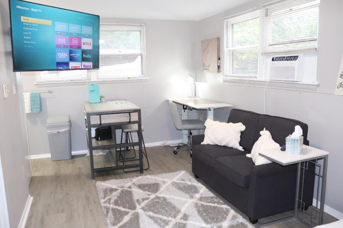Rustic Studio Apt. 2 min drive to Downtown Oswego - Housity