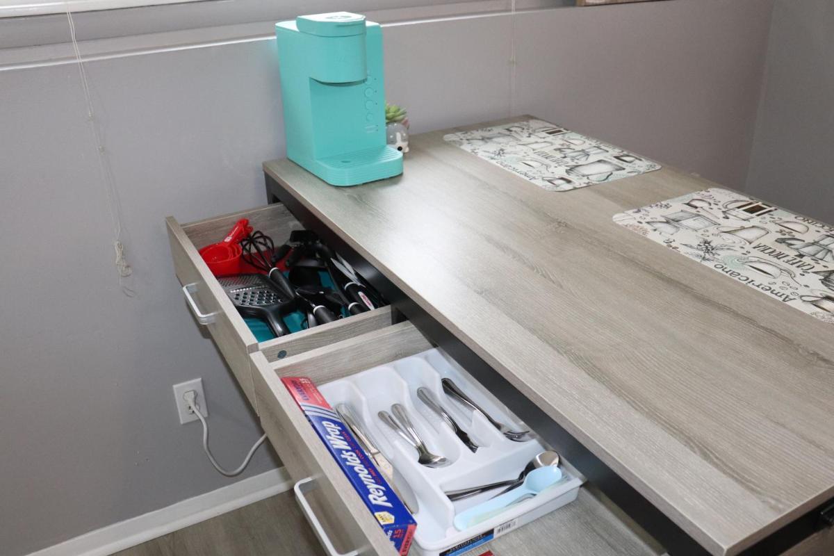 Rustic Studio Apt. 2 min drive to Downtown Oswego - Housity