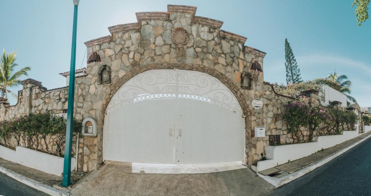 Inconceivable Chateau front row of best sunsets & Bay of Acapulco - Housity