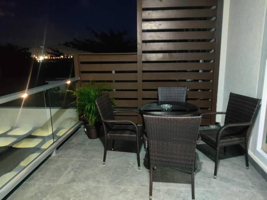 Cozy Room with Deck in Gated Complex - Housity