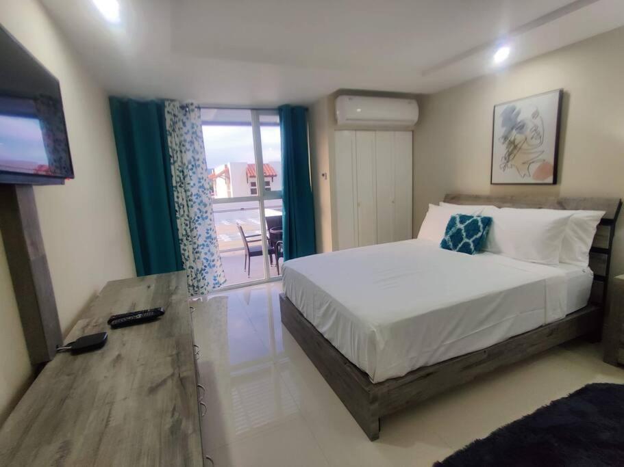 Cozy Room with Deck in Gated Complex - Housity