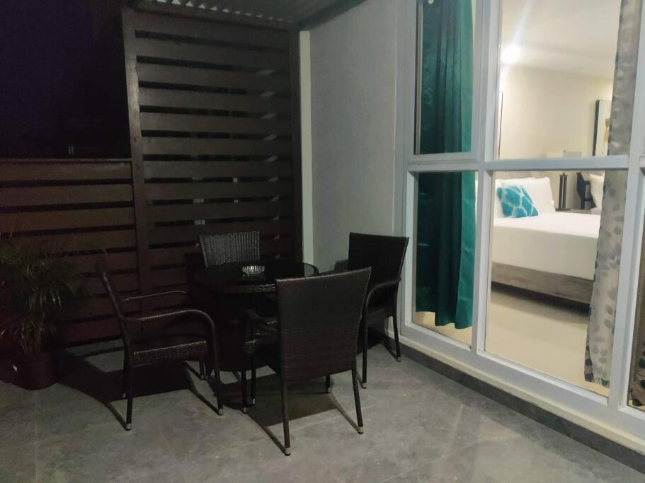Cozy Room with Deck in Gated Complex - Housity