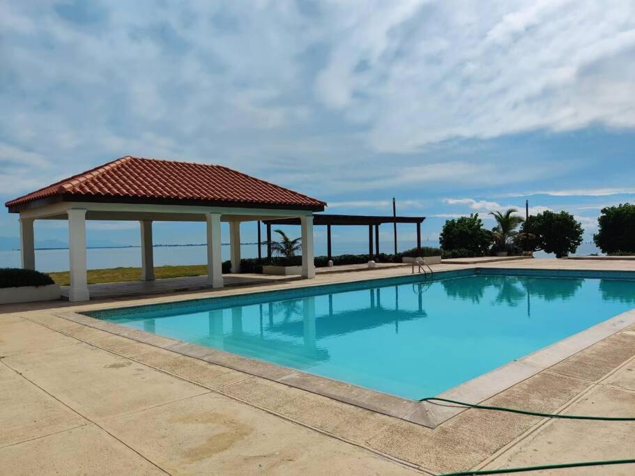 Cozy Room with Deck in Gated Complex - Housity