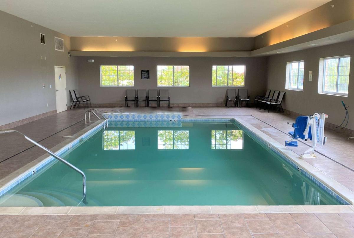 Super 8 by Wyndham Cedar Falls - Housity