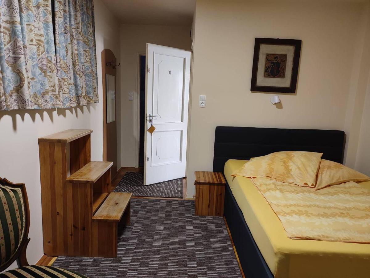 Barokk Antik Guest Hause - Housity