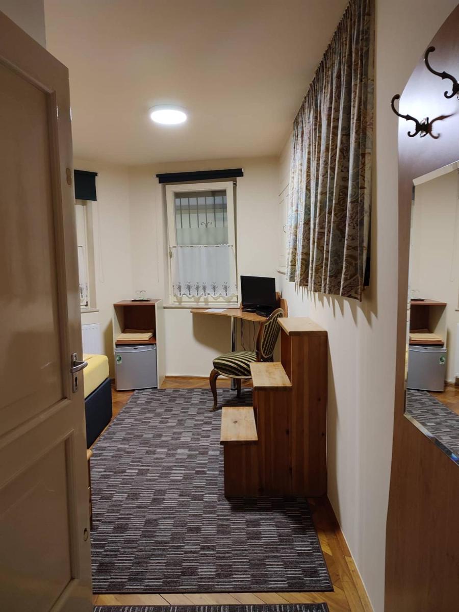 Barokk Antik Guest Hause - Housity