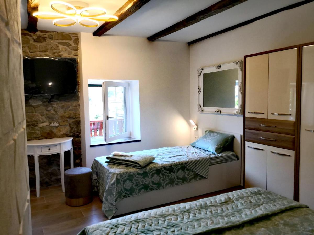Caissa - an old country lady in a new modern dress - Housity