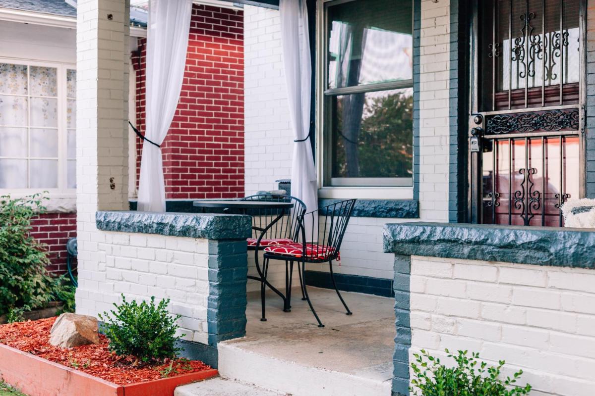 Cozy 2 Bedroom Bungalow in the Heart of Denver! - Housity