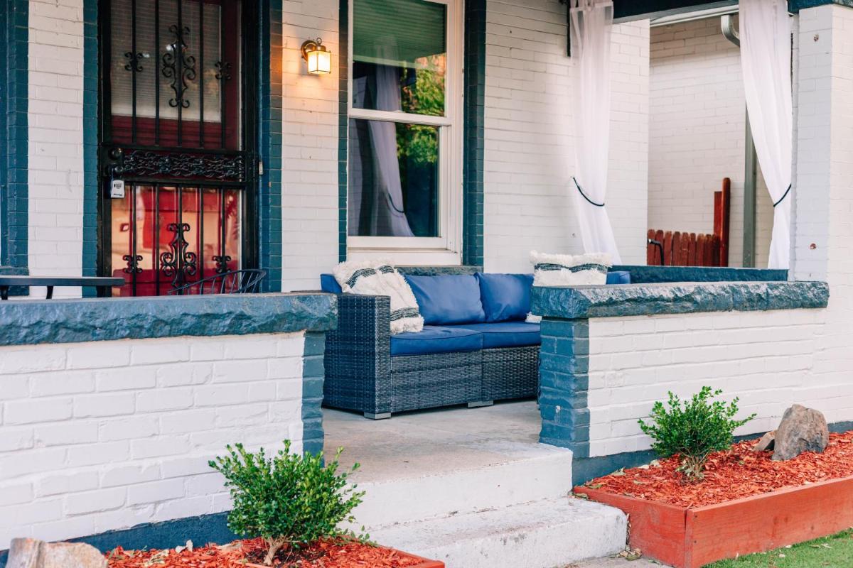 Cozy 2 Bedroom Bungalow in the Heart of Denver! - Housity