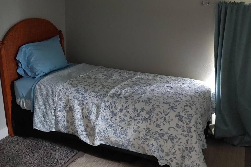 A Nice Home for the whole crew in Groves - Housity