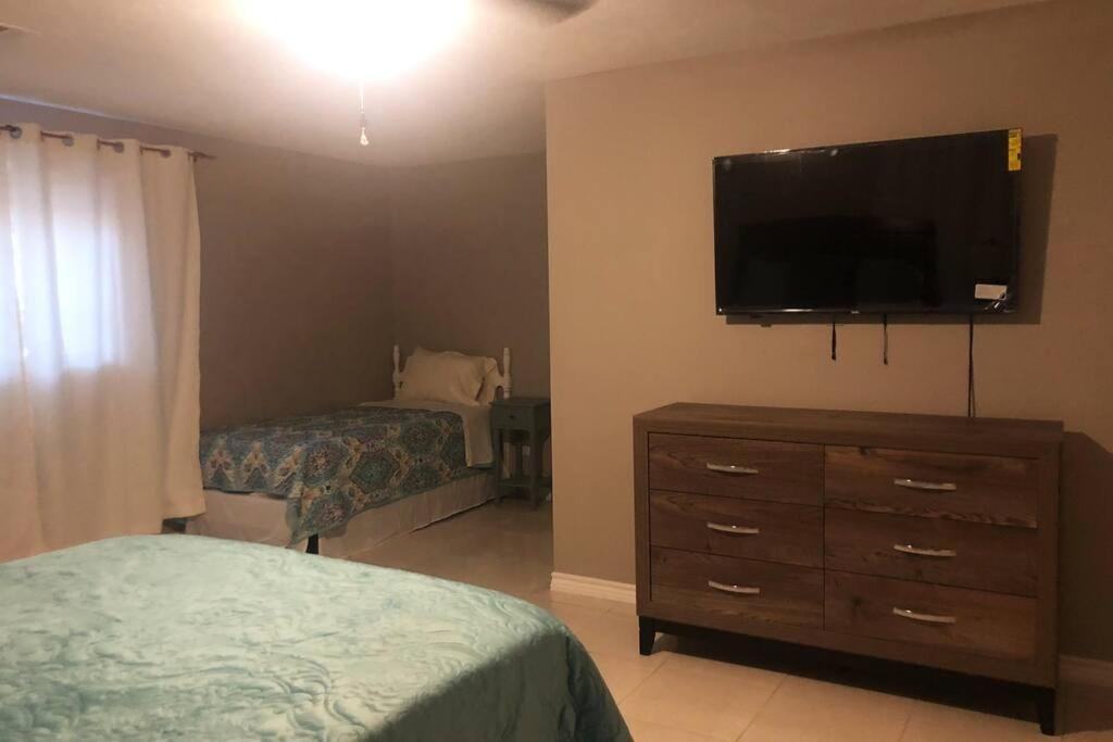 Spacious 2300SF, Recently Rehabbed, Large Living - Housity
