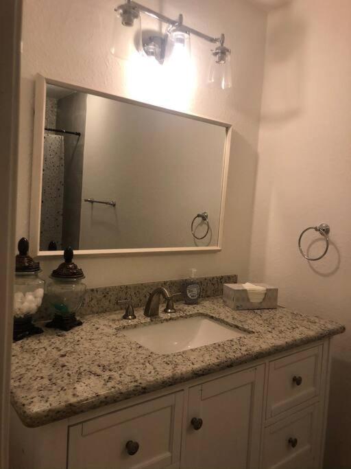 Spacious 2300SF, Recently Rehabbed, Large Living - Housity