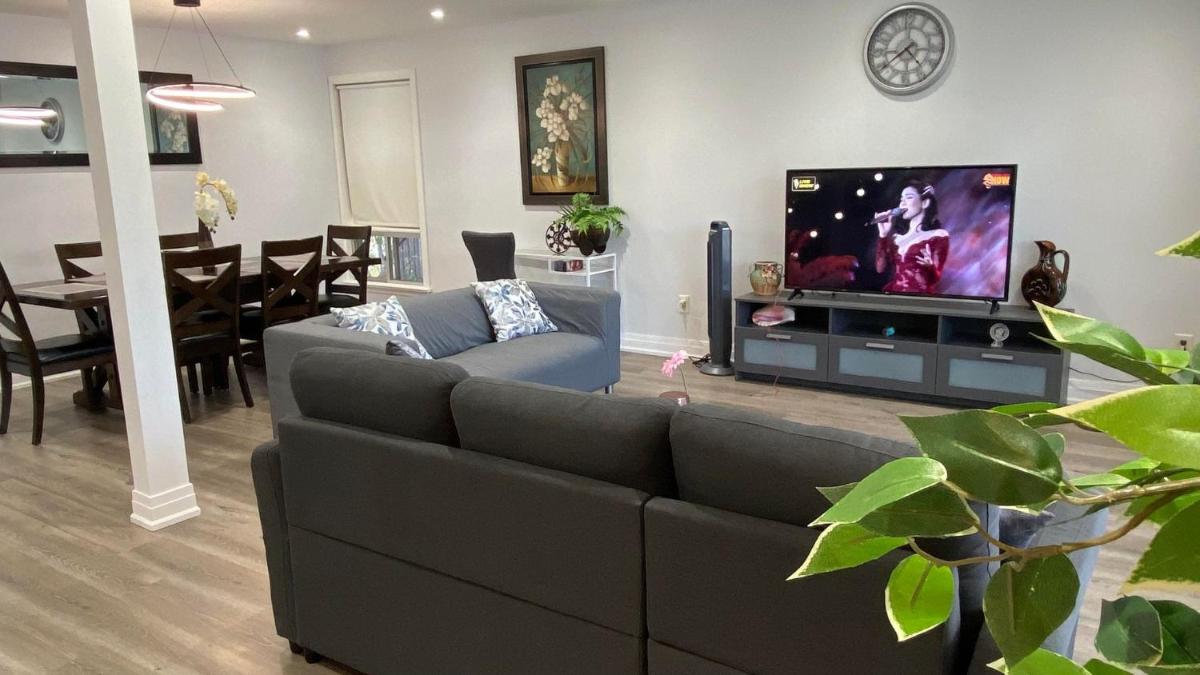 Suitetrails - Spectacular 3 BR 2 WR House - Close to Airport
