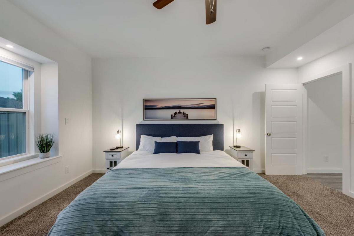 Downtown 10 min Rooftop Deck King Suite 55 Smart TV - Housity