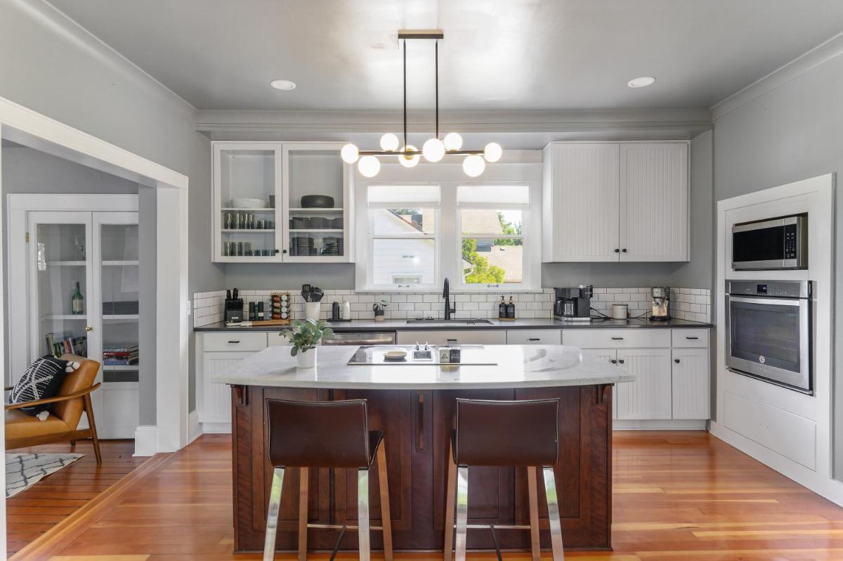 Beautiful, Historic Home, heart of McMinnville. - Housity