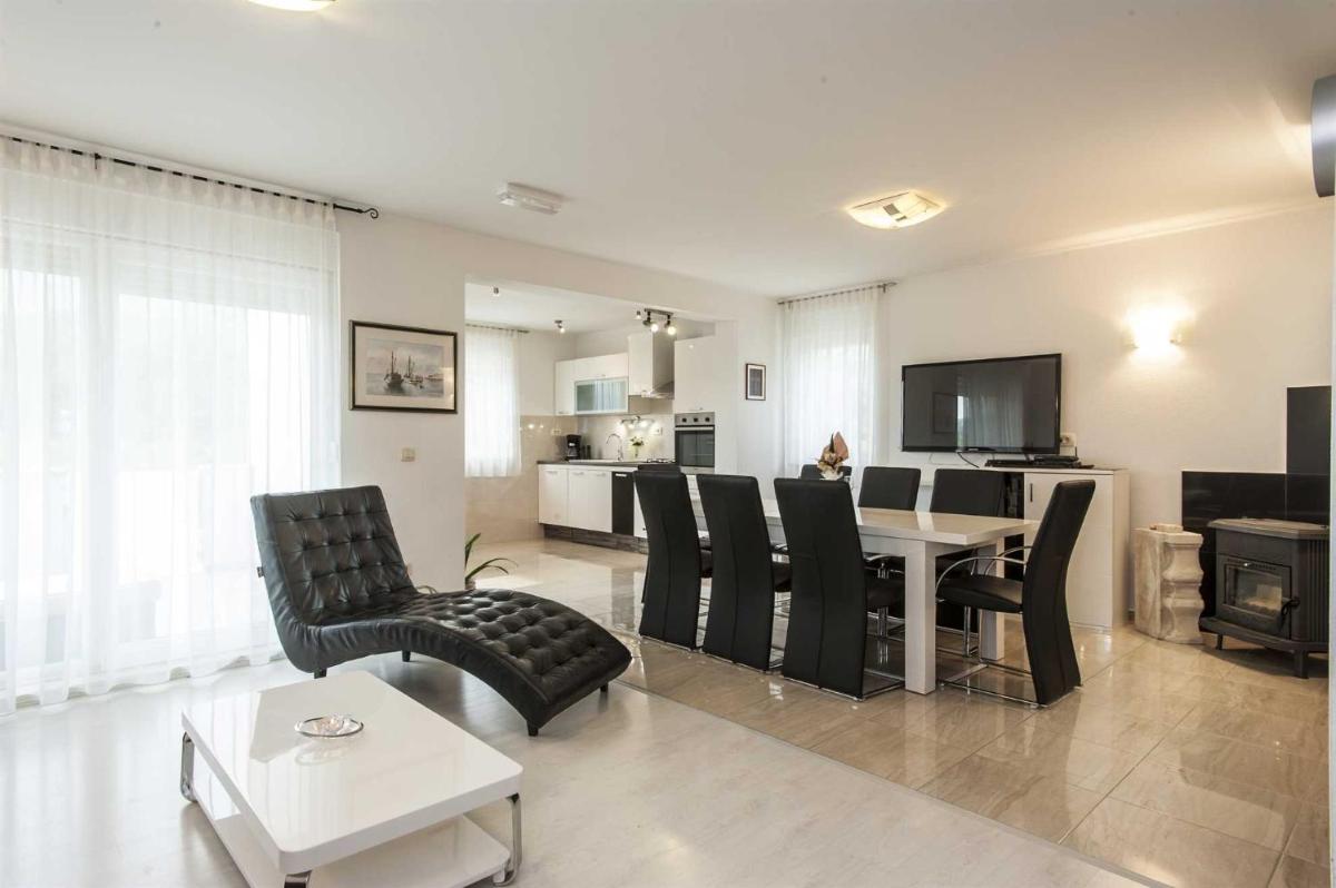 Vacation location Oblik Season 2023 for Villa Oblik eng Shape 10 year anniversary of continuous improvement in the accommodation pleasure with all satisfied guests - Housity