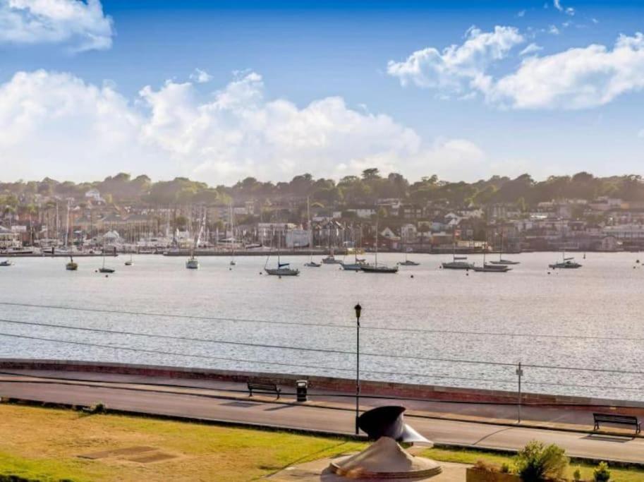 Beautiful 4 Bedroom Townhouse on the waterfront - Housity