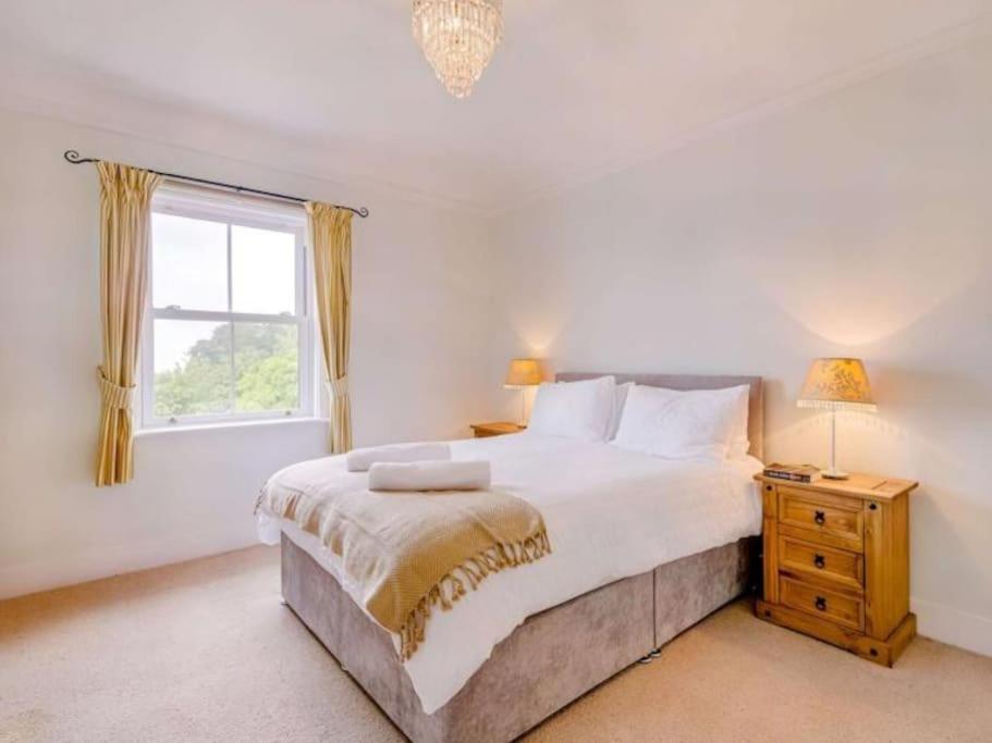 Beautiful 4 Bedroom Townhouse on the waterfront - Housity