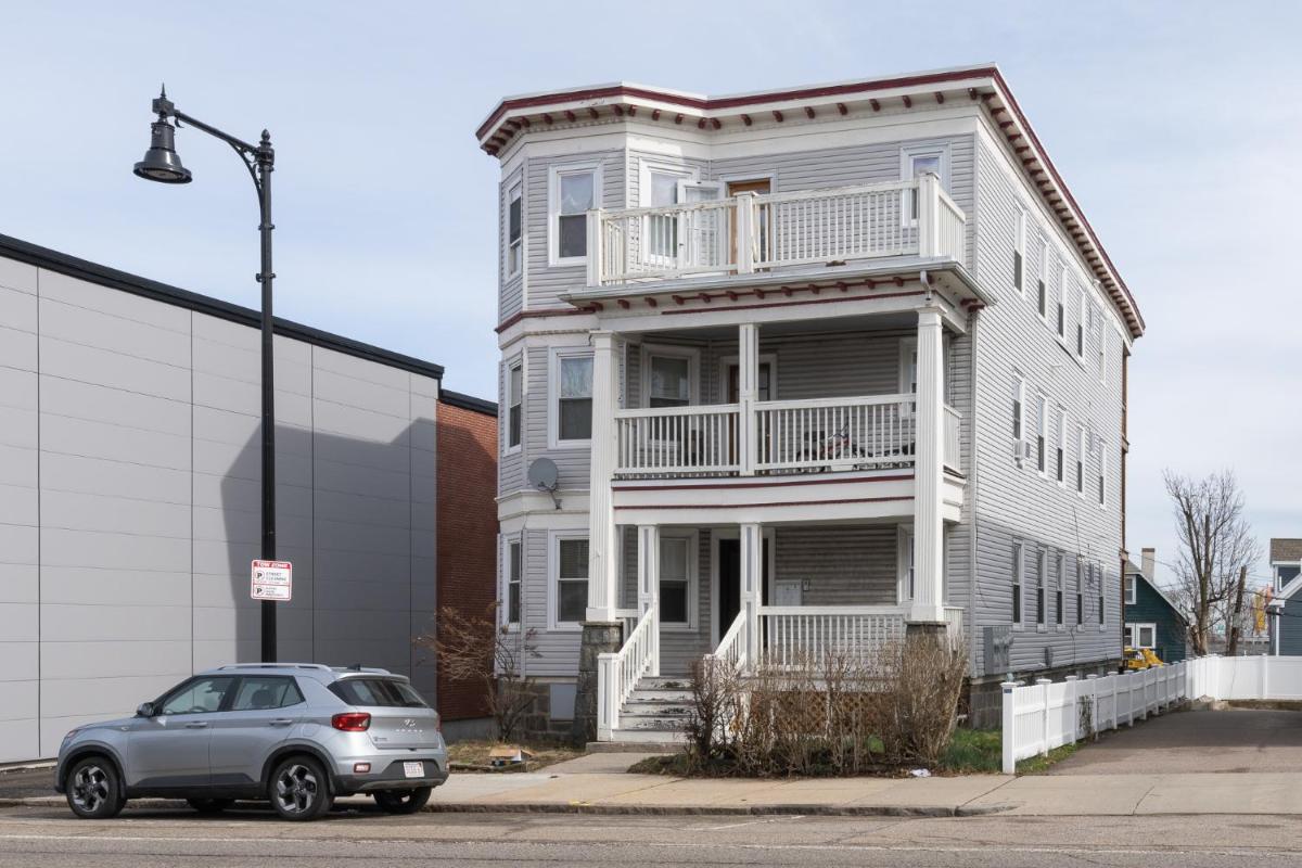 STAY FULL PAY HALF - 90 Boston Spacious Convenient Apartment - Housity