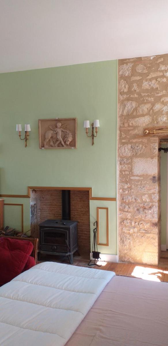 Chambre Louis XVI au Château de Champagne-Mouton - Housity