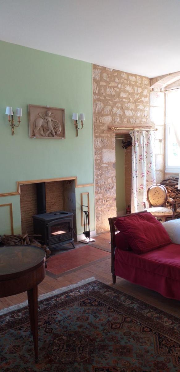 Chambre Louis XVI au Château de Champagne-Mouton - Housity