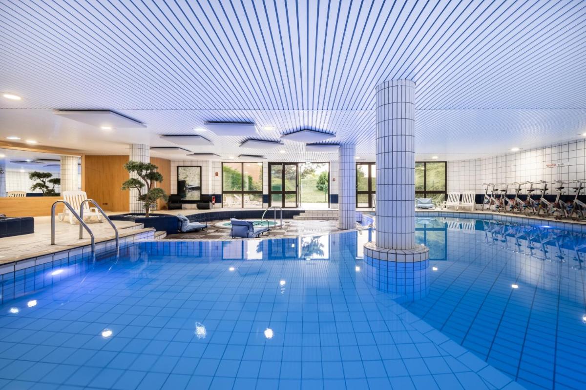 Piscine de l'établissement Mercure Tours Sud ou située à proximité