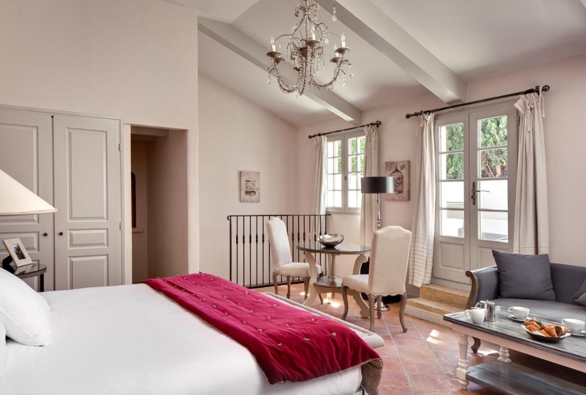une chambre avec un lit et un salon dans l'établissement Le Domaine Du Colombier, à Malataverne 37 autres photos