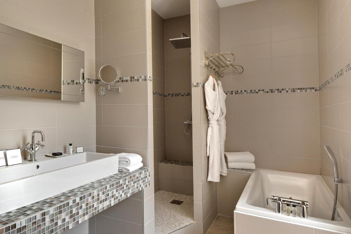 Salle de bains dans l'établissement Le Domaine Du Colombier