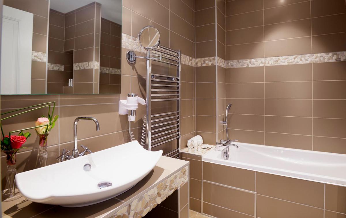 Salle de bains dans l'établissement Le Domaine Du Colombier