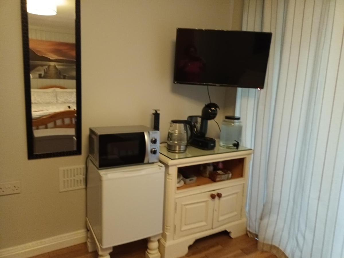 Kate's Place bedroom ensuite close to Donegal town - Housity
