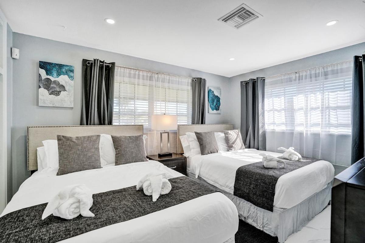 Stunning 4 Bedroom - Heated Pool+ Jacuzzi Close to The Beach - Housity