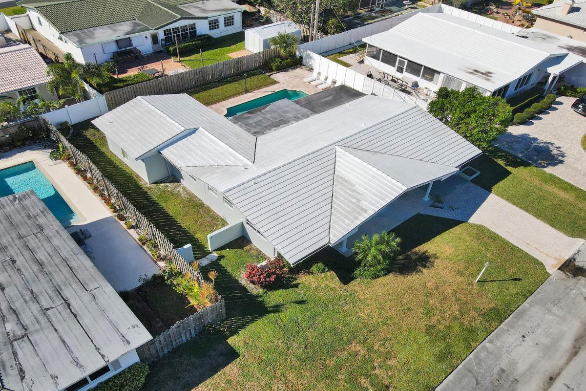 Stunning 4 Bedroom - Heated Pool+ Jacuzzi Close to The Beach - Housity