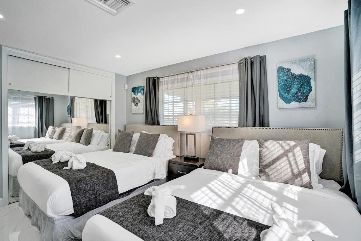 Stunning 4 Bedroom - Heated Pool+ Jacuzzi Close to The Beach - Housity