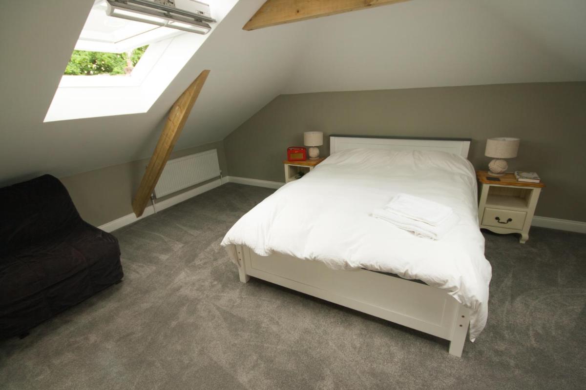 Luxury three bedroom property with hot tub - Housity