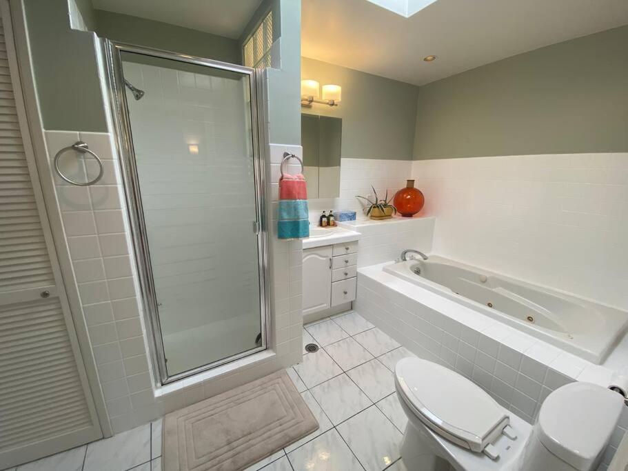 Suitetrails - Charming Duplex with private backyard