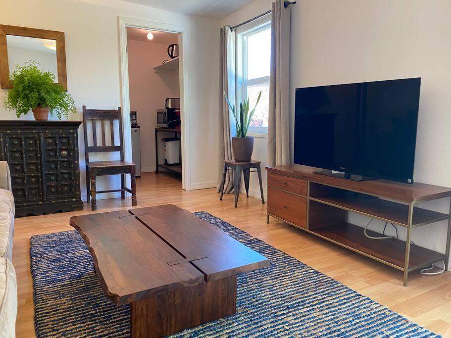 Suitetrails - Charming Duplex with private backyard