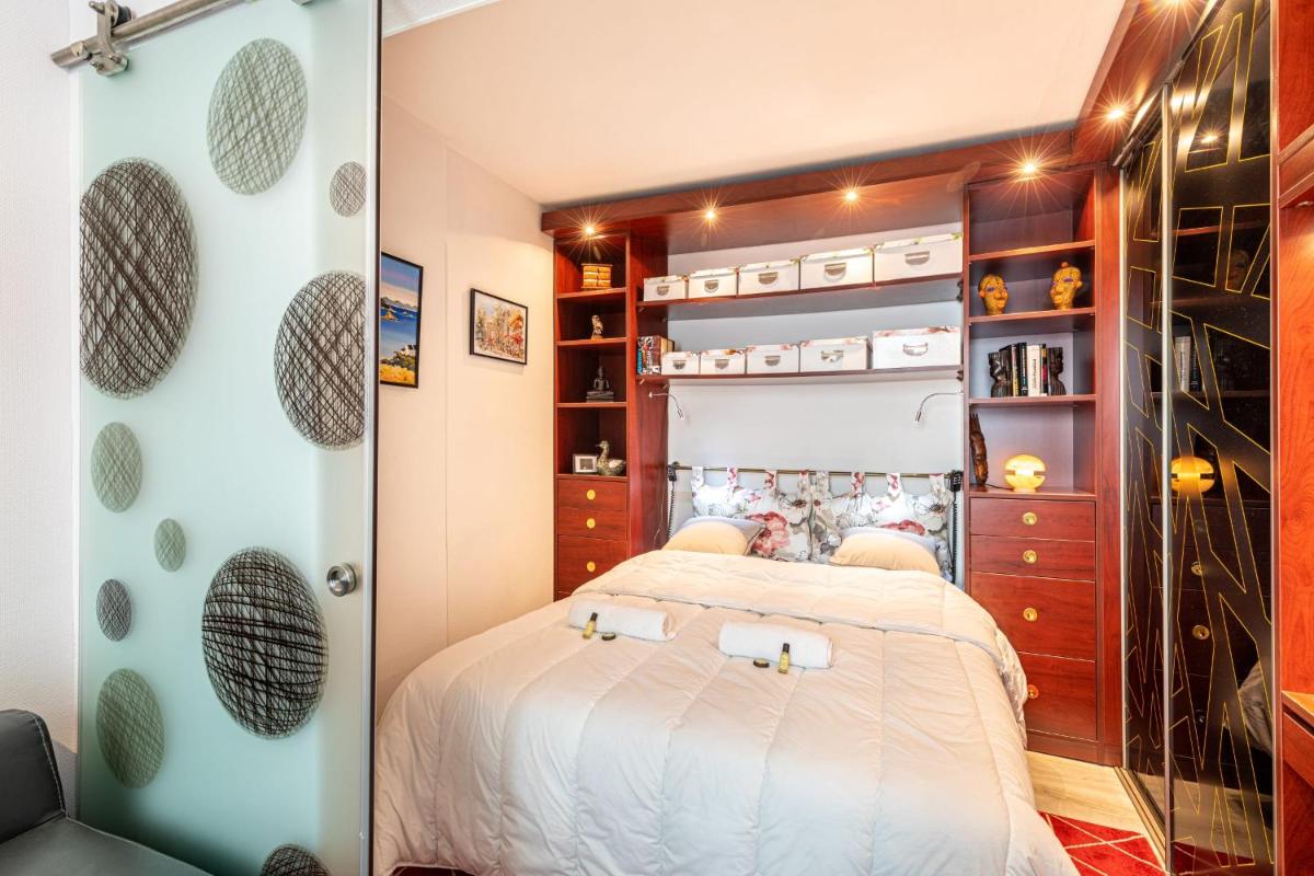 GuestReady - Teal Orchids near Arc de Triomphe - Housity