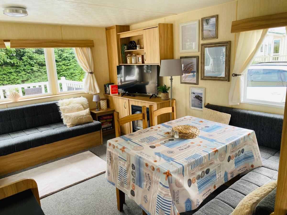 Shell Beach Holiday Home Mersea Coopers Beach - Housity