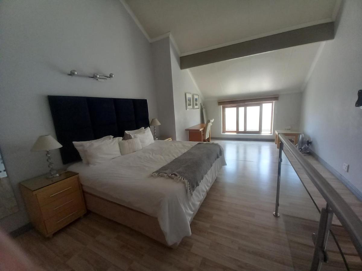 Mount Royal - 32 Large 1 bed with balcony upstairs - Housity