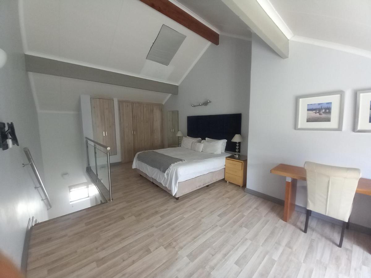 Mount Royal - 32 Large 1 bed with balcony upstairs - Housity
