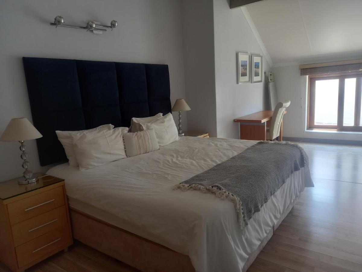 Mount Royal - 32 Large 1 bed with balcony upstairs - Housity