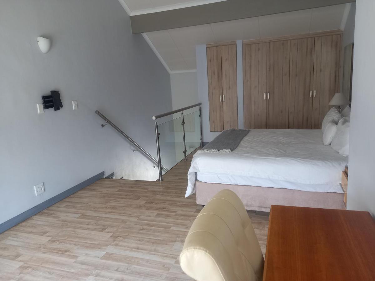 Mount Royal - 32 Large 1 bed with balcony upstairs - Housity
