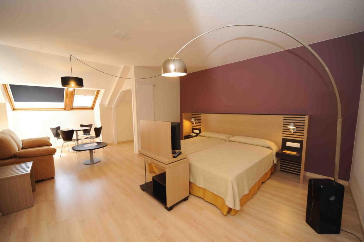 Cama o camas de una habitación en Oroel Hotel & SPA