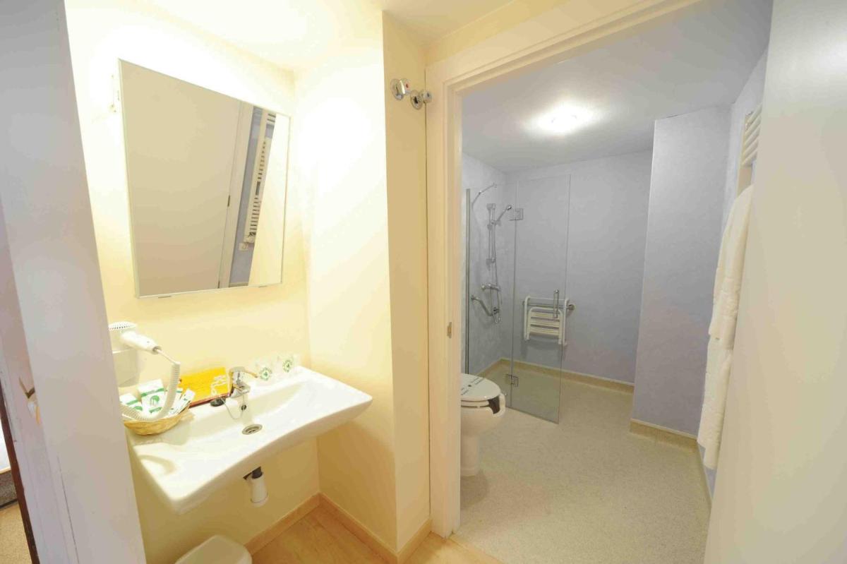 Un baño de Oroel Hotel & SPA