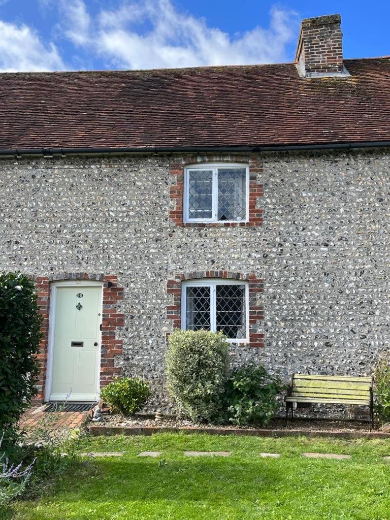 Cosy Flint Cottage - Housity
