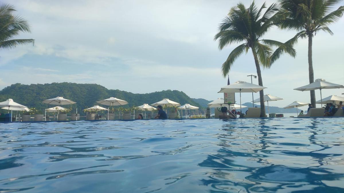 Pico de Loro - Stylish Condo by HabiSpace at Jacana A - Housity