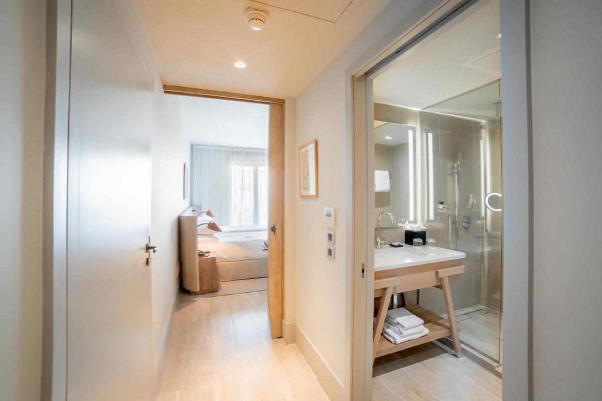 Salle de bains dans l'établissement Le Grand Pavillon Chantilly