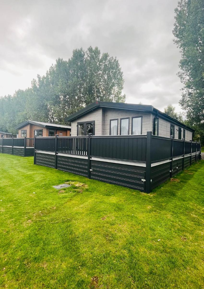 Luna Lodge with Hot Tub - Housity