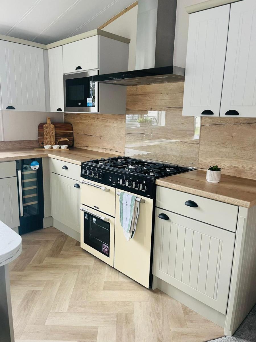 Luna Lodge with Hot Tub - Housity