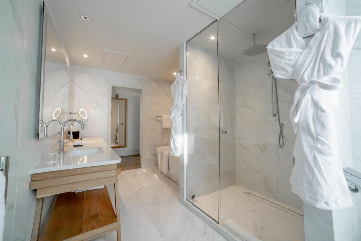Salle de bains dans l'établissement Le Grand Pavillon Chantilly